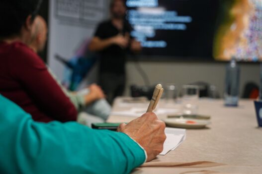 Taking notes while planning an online course outline