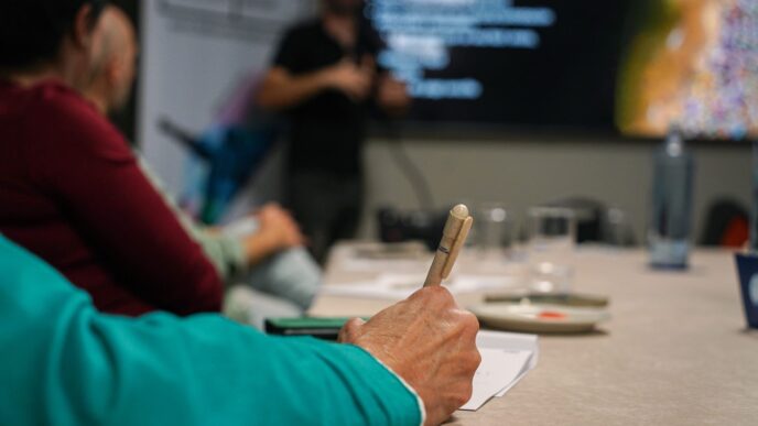 Taking notes while planning an online course outline