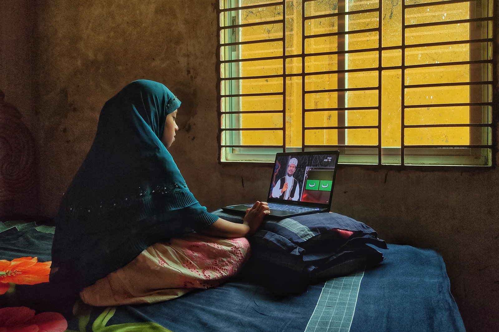 Student attending an online English class remotely